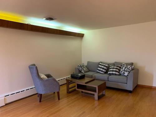 salon z kanapą i krzesłem w obiekcie #2 Cozy Queen size bedroom @New Brunswick NJ downtown w mieście New Brunswick