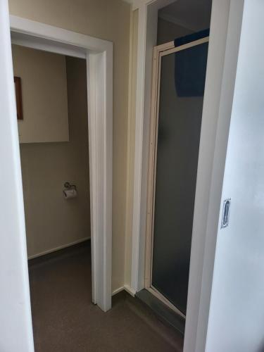 Bilik mandi di Totara Lodge Motel