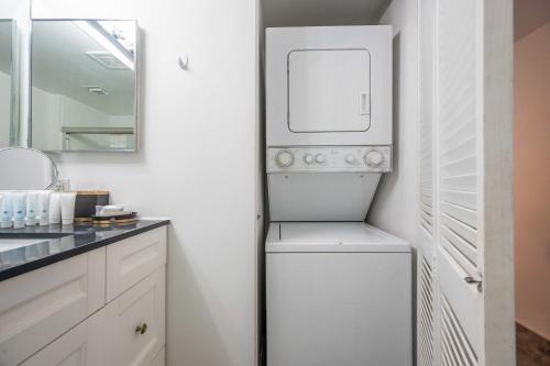 Кухня или мини-кухня в LUXURY 3 Bedrooms BRICKELL BAY APARTMENT
