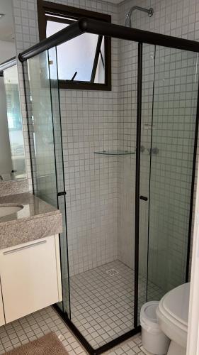 ポルト・デ・ガリーニャスにあるEkoara Muro Alto - Porto de Galinhasのバスルーム(ガラス張りのシャワー、トイレ付)
