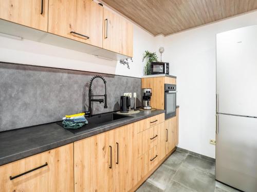 Η κουζίνα ή μικρή κουζίνα στο Holiday home in Wallonie with garden