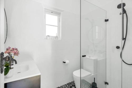 uma casa de banho branca com um WC e um chuveiro em Emilias' Place - Mile End City Fringe em Keswick