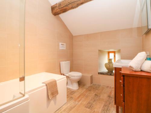 een badkamer met een toilet, een bad en een wastafel bij The Old Robin Hood in Holmesfield