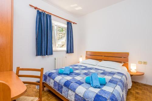 sypialnia z łóżkiem z niebieskimi poduszkami w obiekcie Apartment Moscenicka Draga 7766b w mieście Mošćenička Draga