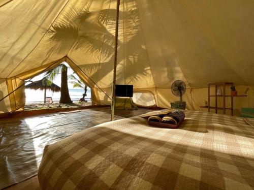 Ein Bett oder Betten in einem Zimmer der Unterkunft Sunset Bungalow Koh Chang Ranong
