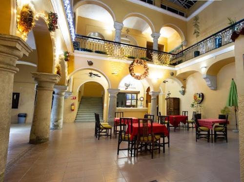 Habitación grande con mesas y sillas en un edificio en Hotel Nueva Antequera, en Oaxaca City