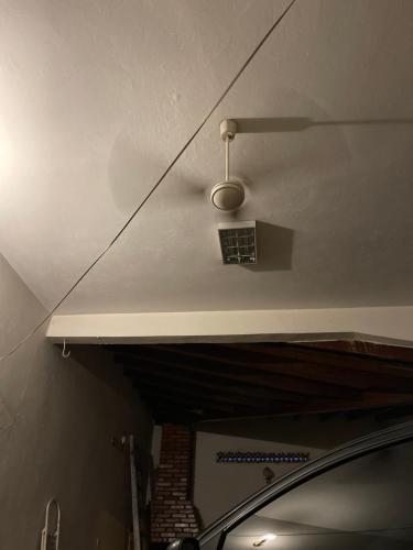 una luz colgando del techo de una habitación en Maje house, en Asunción