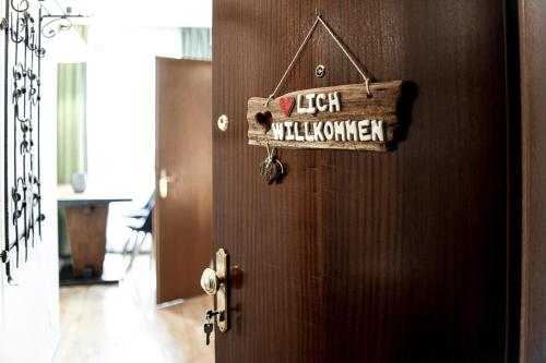 una puerta de madera con un cartel que dice lamer el desierto en Ferienwohnung in der Sonnenstadt Lienz, en Lienz