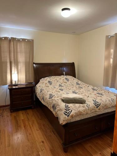 1 dormitorio con 1 cama y suelo de madera en M1 Queen Size BedRoom with desk near Rutgers U & hospitals, en New Brunswick