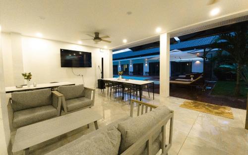 uma sala de estar com um sofá e uma mesa em Bohol Cattleya Resort em Panglao