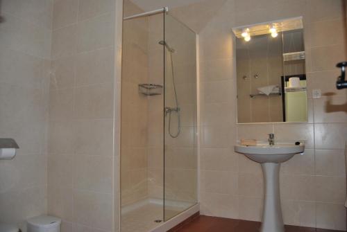 a bathroom with a shower and a sink at Hostal de Montaña la Casa Grande in Nogueruelas