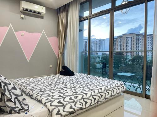 ジョホールバルにあるPalazio Serviced Apartment in Mount Austin near Aeon IKEA Toppen HSIのベッドと大きな窓のある寝室