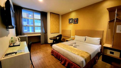 新山的住宿－GODORI HOTEL SDN BHD，一间设有大床和窗户的酒店客房