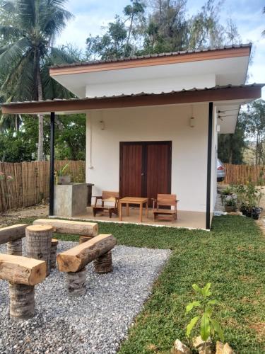 Taman di luar Nice Home Stay @Samroiyot