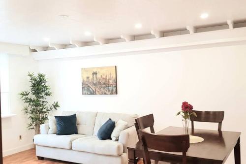 Magnificent 3 Bedroom near Downtown with Parking.