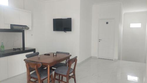 Hotel Wisma Mangurnaにあるキッチンまたは簡易キッチン