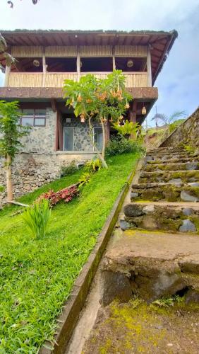 una casa con scale che la conducono di Kelimutu Paradiso Resort a Kelimutu