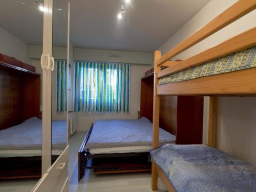 une chambre avec deux lits superposés et une fenêtre dans l'établissement Appartement rénové front de mer aux Sables d'Olonne - FR-1-92-650, à Les Sables-dʼOlonne