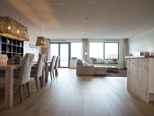 una sala da pranzo e un soggiorno con tavolo e sedie. di Sea view Apartment in Den Haag with Balcony a Scheveningen