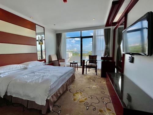 無錫市にある无锡花园大酒店のベッド1台、薄型テレビが備わるホテルルームです。