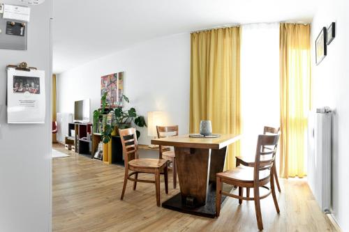 a kitchen and dining room with a table and chairs at Ferienwohnung in der Sonnenstadt Lienz in Lienz