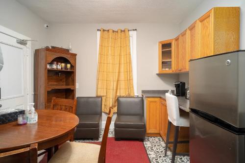 uma cozinha com uma mesa e um frigorífico em Room #4 Ottawa downtown em Ottawa