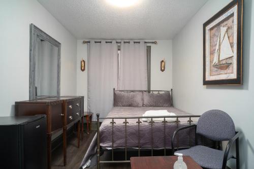 Un pat sau paturi într-o cameră la Room #4 Ottawa downtown