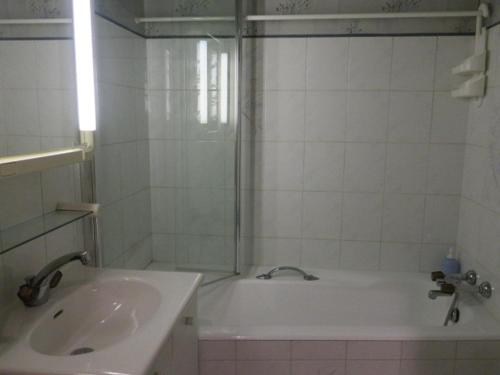 a bathroom with a bath tub and a sink at Studio lumineux avec parking et petits animaux acceptés - 4 personnes - FR-1-198-115 in Châtel