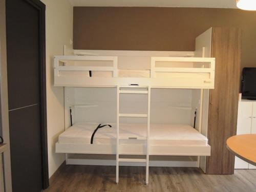 a white bunk bed in a room at Studio lumineux avec parking et petits animaux acceptés - 4 personnes - FR-1-198-115 in Châtel