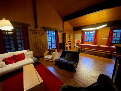 un salon avec un canapé et un lit dans l'établissement Chalet savoyard 8 pers, 4 chambres, parking privé - FR-1-459-202, à La Clusaz
