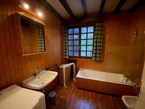 une salle de bain avec une baignoire et un lavabo dans l'établissement Chalet savoyard 8 pers, 4 chambres, parking privé - FR-1-459-202, à La Clusaz