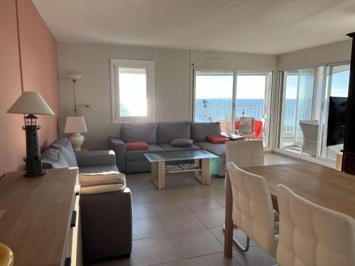 un salon avec un canapé et une table dans l'établissement Superbe T3, Clim, Parking, Proche Plage et Commerces - FR-1-702-1, au Cap d'Agde