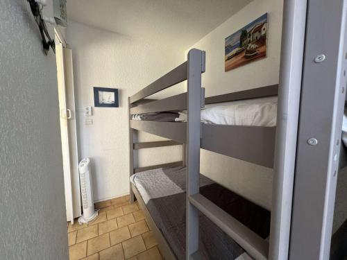 Cette chambre dispose de lits superposés et d'une échelle menant à un lit superposé. dans l'établissement Studio cabine avec parking, lave-linge, lave-vaisselle, proche plage et commerces - FR-1-702-17, au Cap d'Agde