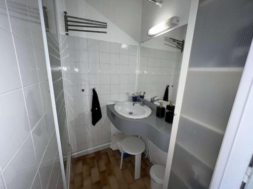 Kúpeľňa v ubytovaní Studio Cabine Près Plage avec Parking et Animaux Acceptés - FR-1-702-13