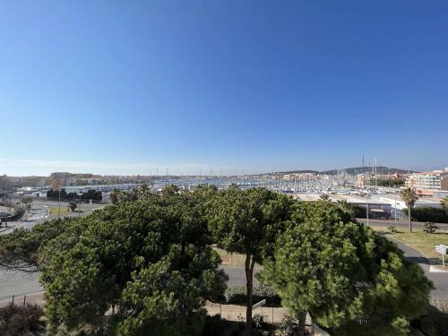T2 avec ascenseur, lave-linge, parking et terrasse proche plage