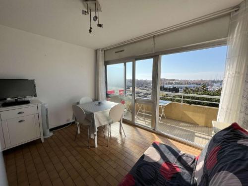 T2 avec ascenseur, lave-linge, parking et terrasse proche plage