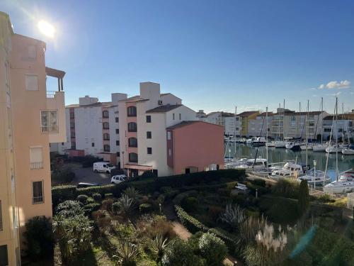 Photo de la galerie de l'établissement T2 avec ascenseur, parking proche plage - FR-1-702-21, au Cap d'Agde