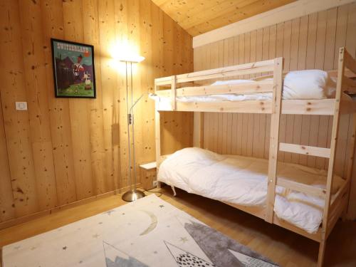 - une chambre avec 2 lits superposés dans une cabine dans l'établissement Les Gets - Appartement entièrement rénové - FR-1-623-331, aux Gets