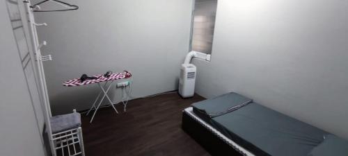 mały pokój z łóżkiem i stołem w obiekcie TAR HOMESTAY w mieście Lahad Datu