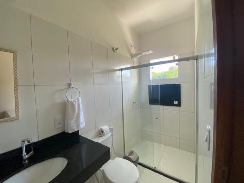 ein Badezimmer mit Dusche, Toilette und Waschbecken in der Unterkunft Casa céu de estrelas in Arraial d'Ajuda