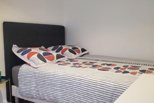 a bed with two pillows on top of it at Tulsa Home - Superbe appartement de deux chambres - avec terrasse privée in Osny