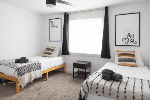Кровать или кровати в номере PALOMA - Modern Scottsdale/PHX Home, Private Pool, Firepit