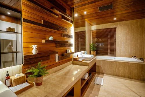 A bathroom at Crystalkuta Hotel - Bali