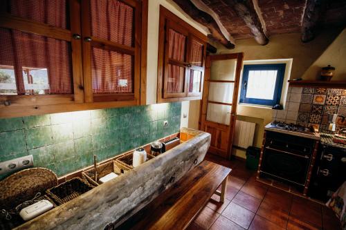 Alforja的住宿－Mas Fullat cottage, Alforja tarragona，厨房配有水槽和炉灶