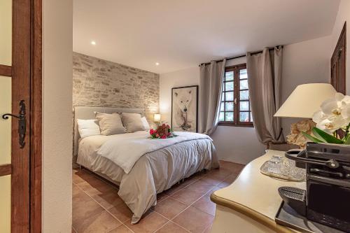 Un dormitorio con una cama con flores. en Bastide Aïna SPA et piscine, en Grasse