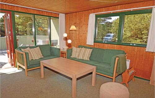 un salon avec un canapé et une table basse dans l'établissement Holiday Home Blavand With Sauna 294, à Blåvand