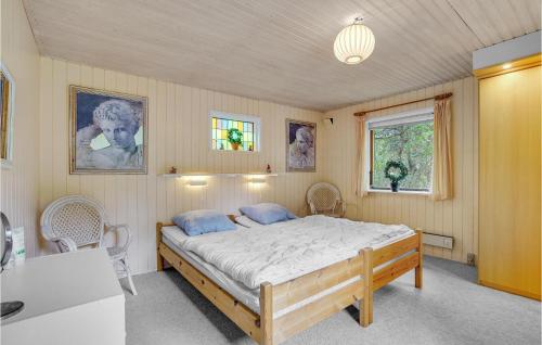 um quarto com uma cama grande num quarto em Awesome Home In Vggerlse With Kitchen em Bøtø By