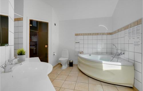 Egernsundにある3 Bedroom Gorgeous Home In Egernsundの白いバスルーム(バスタブ、トイレ付)