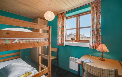 Katil dua tingkat atau katil-katil dua tingkat dalam bilik di 3 Bedroom Nice Home In Vinderup