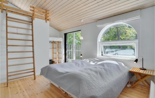 En eller flere senger på et rom på 4 Bedroom Beautiful Home In Rrvig